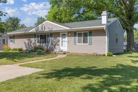 8022 Suncrest Dr, Des Moines, IA 50320