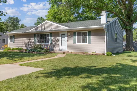 8022 Suncrest Dr, Des Moines, IA 50320