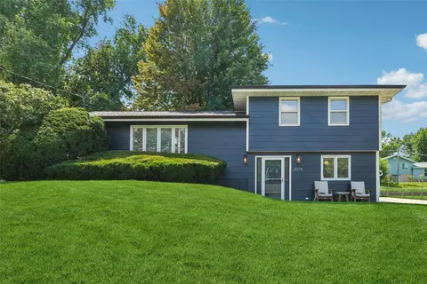 2074 NW 80th Ct, Clive, IA 50325