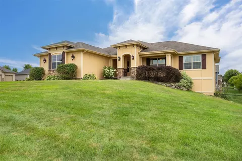 2202 Hearthstone Cir SW, Altoona, IA 50009