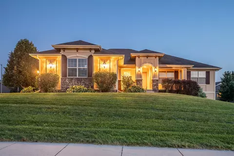 2202 Hearthstone Cir SW, Altoona, IA 50009