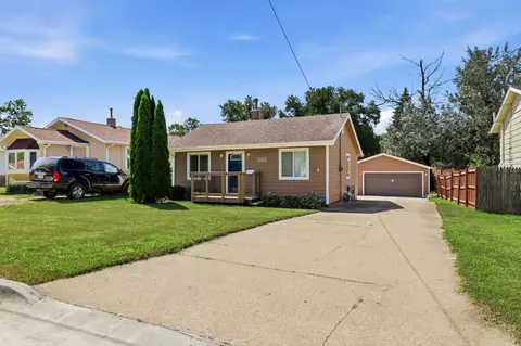 1322 Bundy St, Des Moines, IA 50315