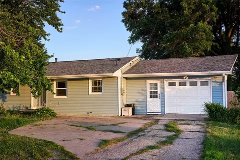 303 N 19th Ave W, Newton, IA 50208