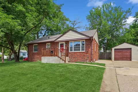 6625 Oliver Smith Dr, Urbandale, IA 50322
