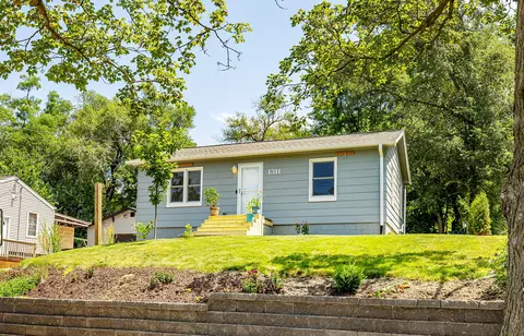 1311 E 33rd Ct, Des Moines, IA 50317