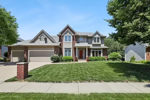 5773 Coachlight Ct, West Des Moines, IA 50266