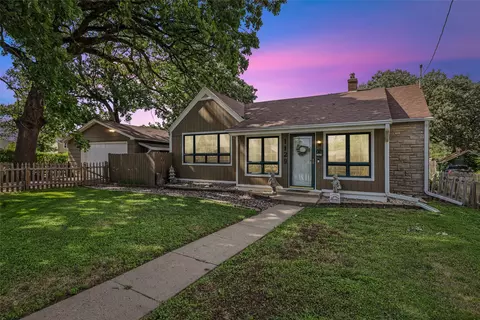 1129 Pleasant View Dr, Des Moines, IA 50315