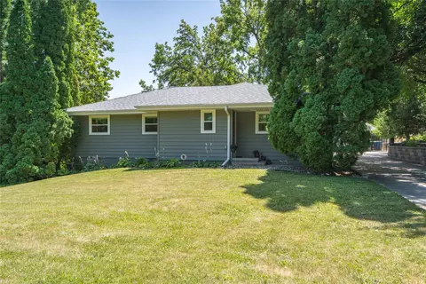 212 Pleasant View Dr, Des Moines, IA 50315