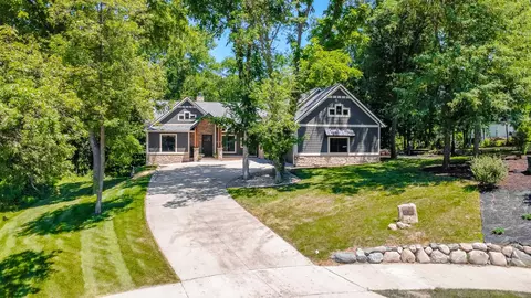 5692 SW Lake Ridge Dr, West Des Moines, IA 50265