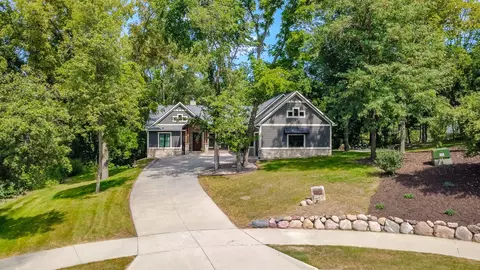 5692 SW Lake Ridge Dr, West Des Moines, IA 50265