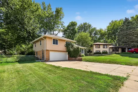 8912 Urbandale Ave, Urbandale, IA 50322