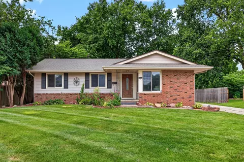 832 12th St, West Des Moines, IA 50265