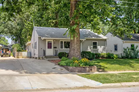 6105 Crown Ln, Des Moines, IA 50311