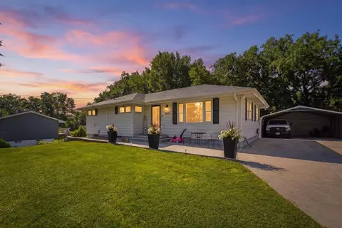 1603 E Glenwood Dr, Des Moines, IA 50320