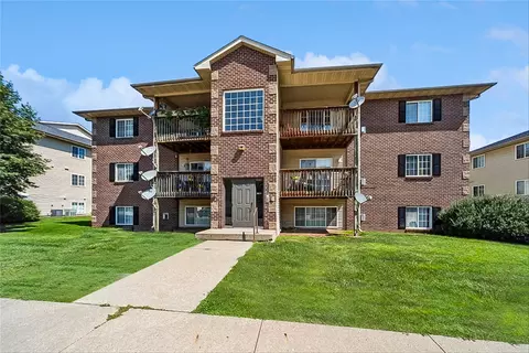 5916 Sutton Pl #8, Urbandale, IA 50322