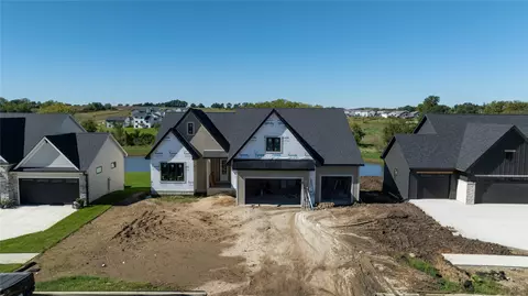 2915 Clearwater Dr, Norwalk, IA 50211