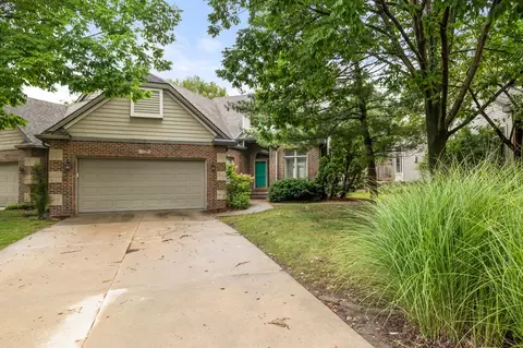 1075 Glen Oaks Dr, West Des Moines, IA 50266