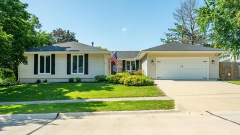 8002 Alpine Dr, Urbandale, IA 50322
