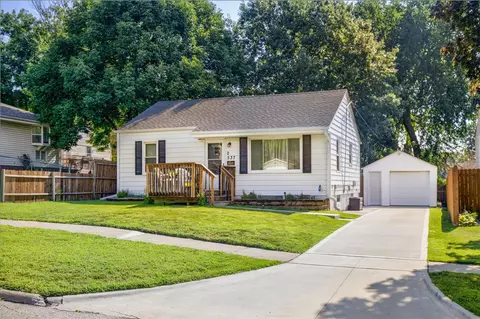 537 11th St, West Des Moines, IA 50265