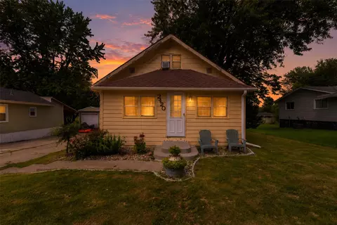 2420 E 37th Ct, Des Moines, IA 50317
