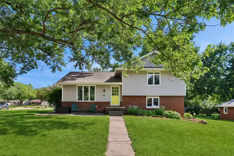1111 Robin Gln, Indianola, IA 50125