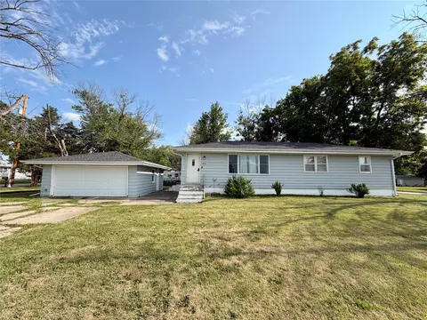 1836 Curtis Ave, Chariton, IA 50049