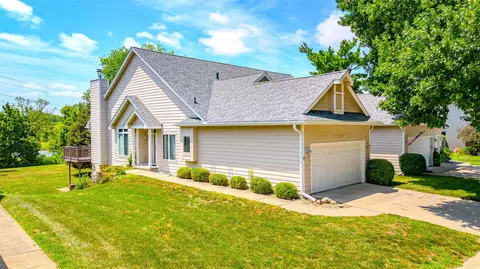 6084 Terrace Dr, Johnston, IA 50131