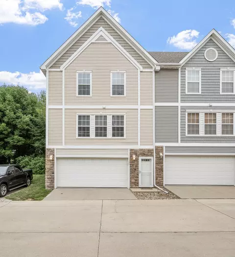 1106 Fieldstone Ln, Pleasant Hill, IA 50327