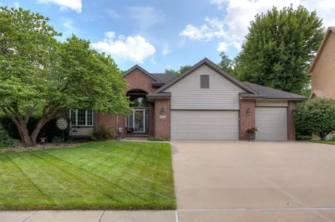 9812 Brookview Dr, Urbandale, IA 50322