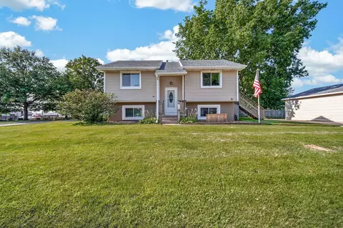 500 John Goodhue Dr, Carlisle, IA 50047