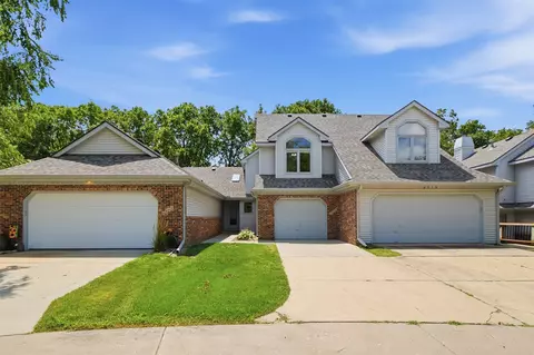 6846 Oakwood Dr, Urbandale, IA 50322