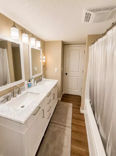 Bath - 16665 524th St, Centerville, IA 52544 photo 2 of 3