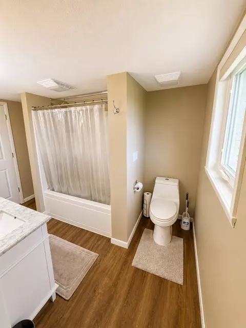 Bath - 16665 524th St, Centerville, IA 52544 photo 1 of 3