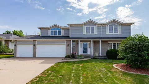 7077 Ridgedale Ct, Johnston, IA 50131