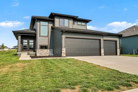 1832 W 3rd St, Pella, IA 50219