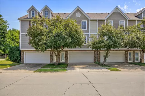 5573 Boston Ct, Johnston, IA 50131