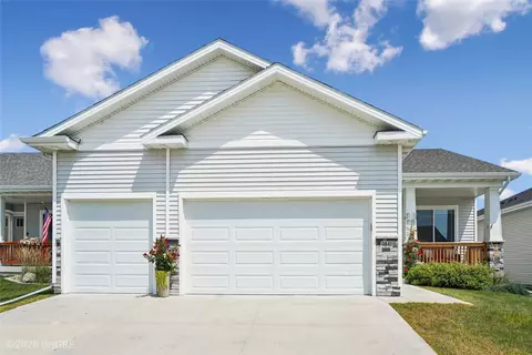 9841 Thorton Dr, Johnston, IA 50131