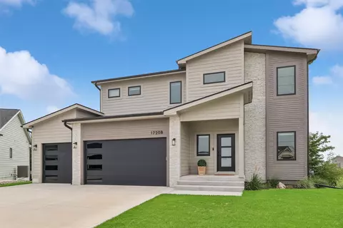 17208 Brookview Dr, Urbandale, IA 50323