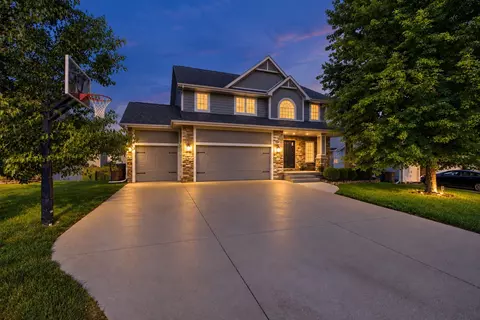 4455 NW 165th St, Clive, IA 50325