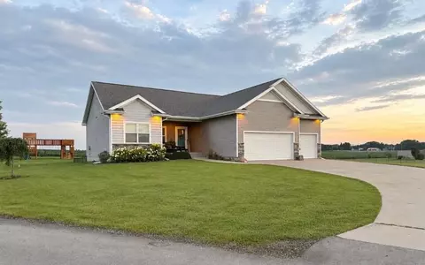 130 Lake Shore Dr, Dallas Center, IA 50063