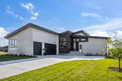 2819 Clearwater Dr, Norwalk, IA 50211