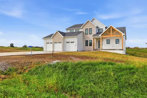 2150 114th Ct, Winterset, IA 50273