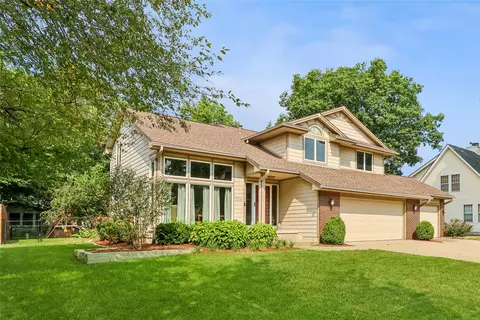 5866 S Winwood Dr, Johnston, IA 50131