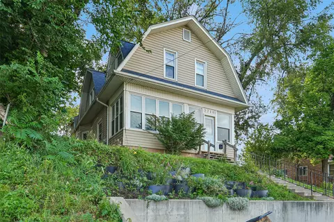 2710 SW 9th St, Des Moines, IA 50315