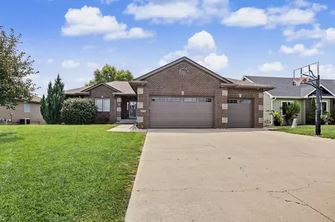 4975 Andrews Pl, Pleasant Hill, IA 50327