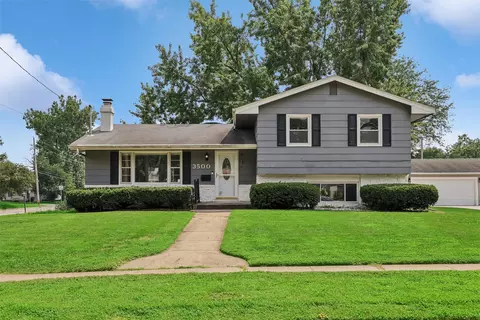 3500 Bel Aire Rd, Des Moines, IA 50310