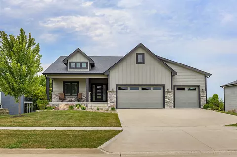 10009 Hidden Valley Dr, Johnston, IA 50131
