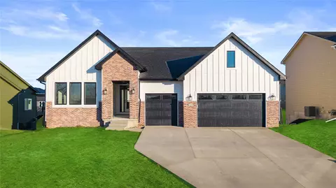 335 NW Red Oak Dr, Waukee, IA 50263