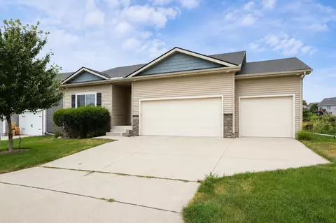 1125 Juniper Dr, Carlisle, IA 50047