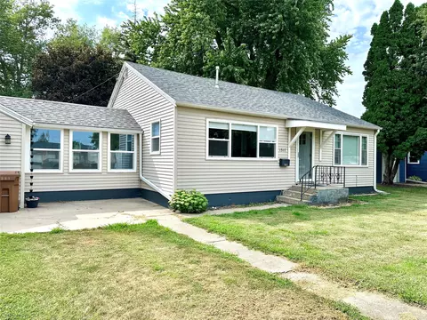 1517 Summer St, Grinnell, IA 50112